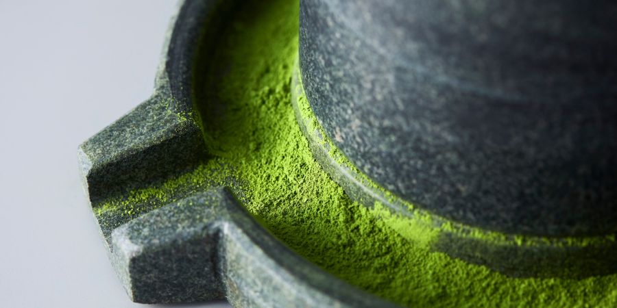 フィナンシェ抹茶 商品説明挿入画像 抹茶挽く